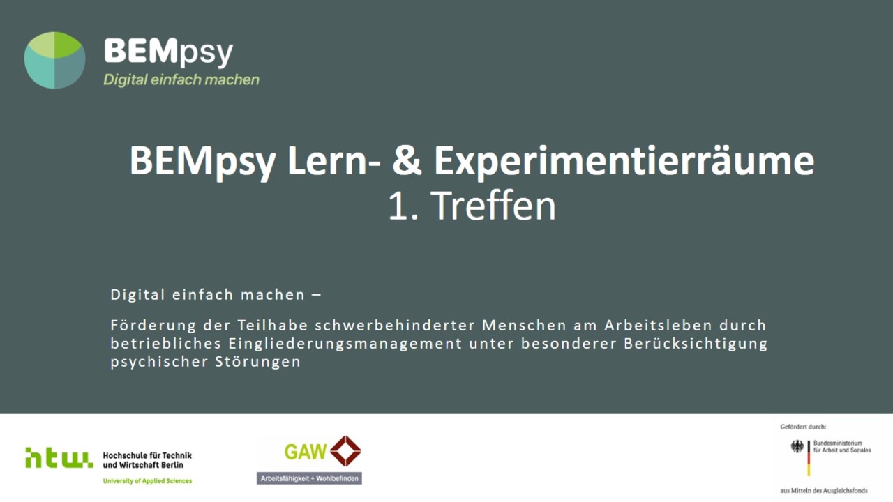 Präsentationsfolie mit weißer Schrift auf grünem Grund. Text: "BEMpsy Lern- & Experimentierräume 1. Treffen. Digital einfach machen - Förderung der Teilhabe schwerbehinderter Menschen am Arbeitsleben durch betriebliches Eingliederungsmanagement unter besonderer Berücksichtigung psychischer Störungen." Am unteren Ende sind die Logos der Hochschule für Wirtschaft und Technik, der gemeinnützigen Gesellschaft für Arbeitsfähigkeit und Wohlbefinden mbH und des Bundesministeriums für Arbeit und Soziales zu sehen. 